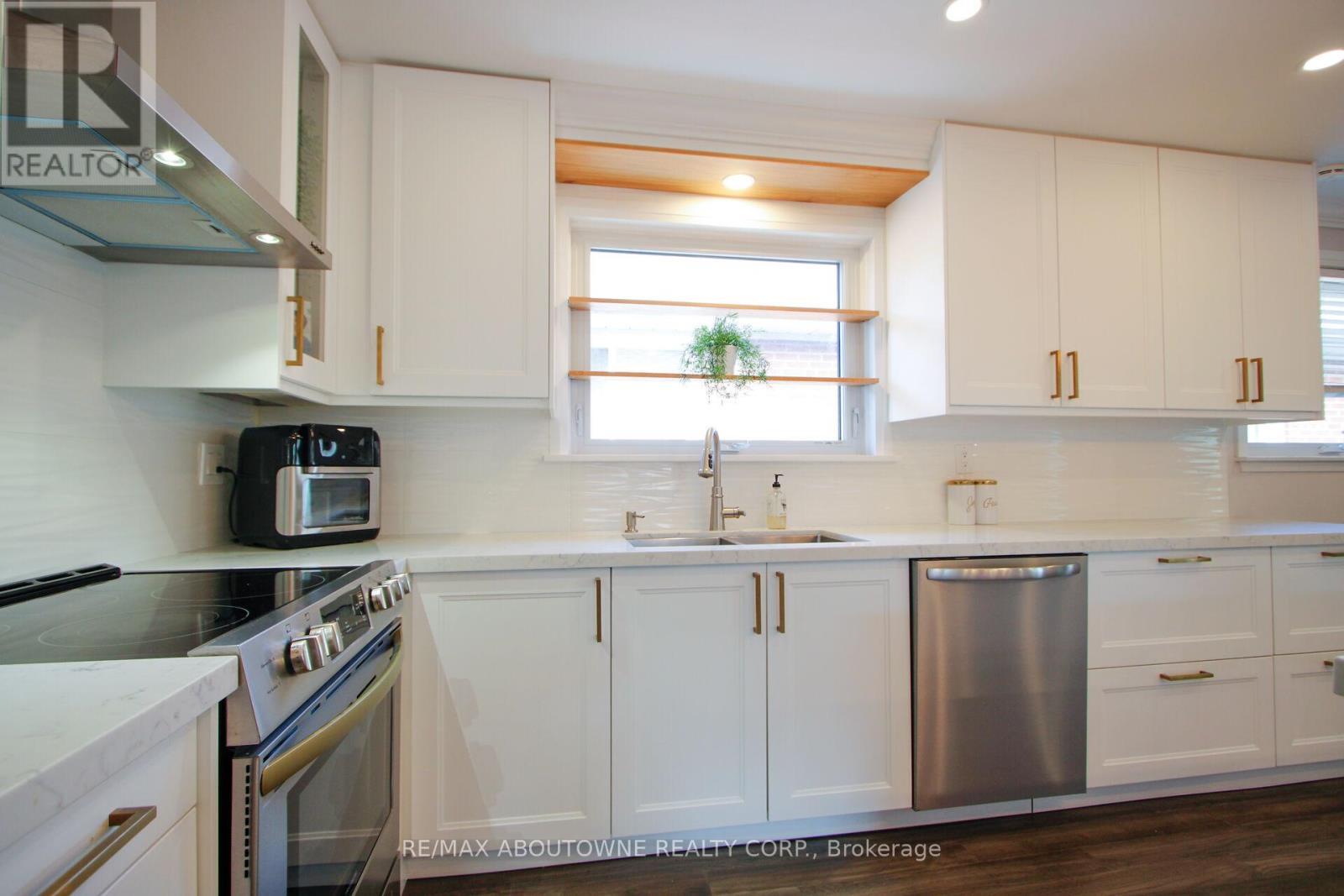 3302 Cardross Road, Mississauga, ON - Indoor Photo Showing Kitchen With Double Sink