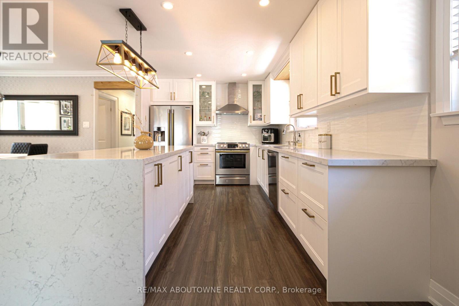3302 Cardross Road, Mississauga, ON - Indoor Photo Showing Kitchen With Upgraded Kitchen