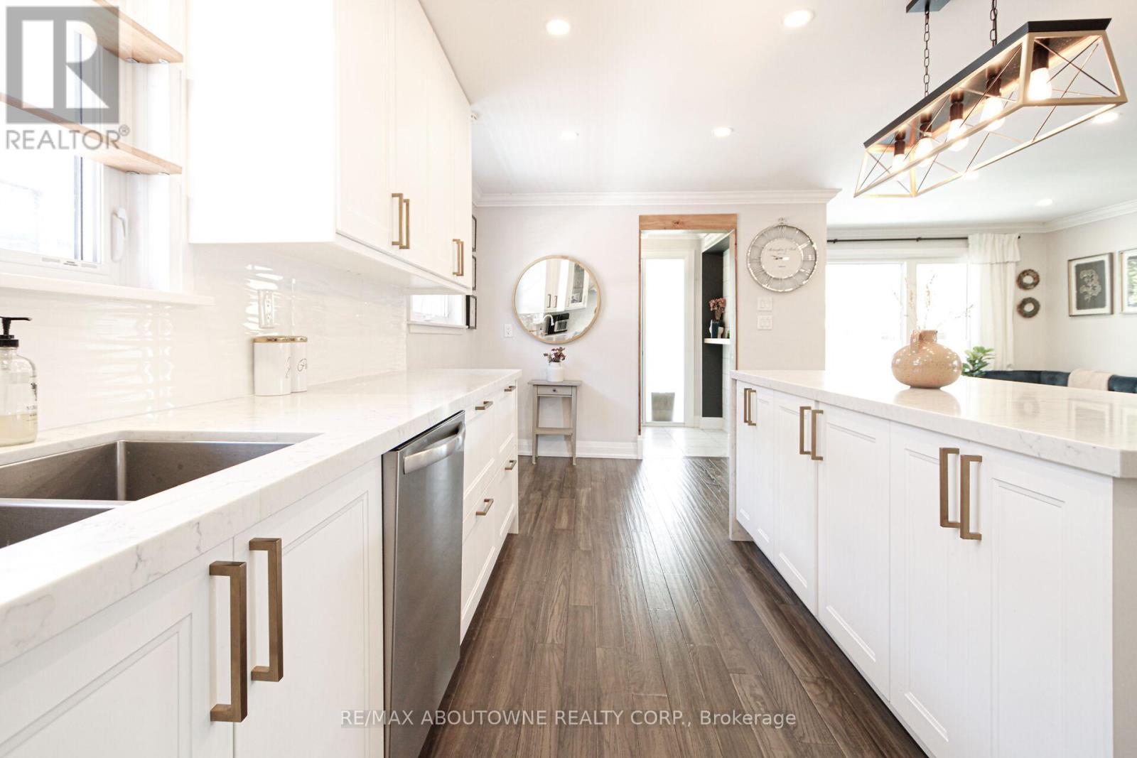 3302 Cardross Road, Mississauga, ON - Indoor Photo Showing Kitchen With Double Sink With Upgraded Kitchen
