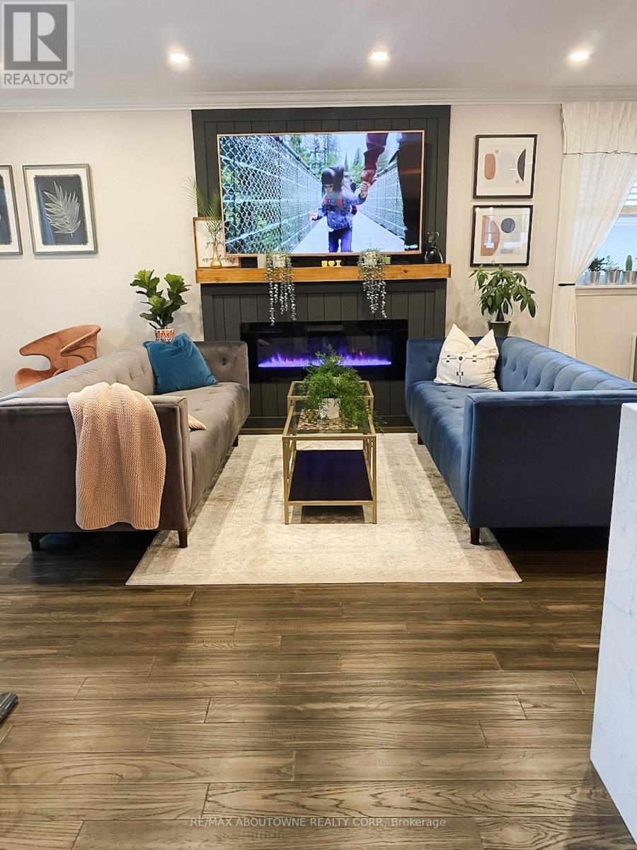 3302 Cardross Road, Mississauga, ON - Indoor Photo Showing Living Room