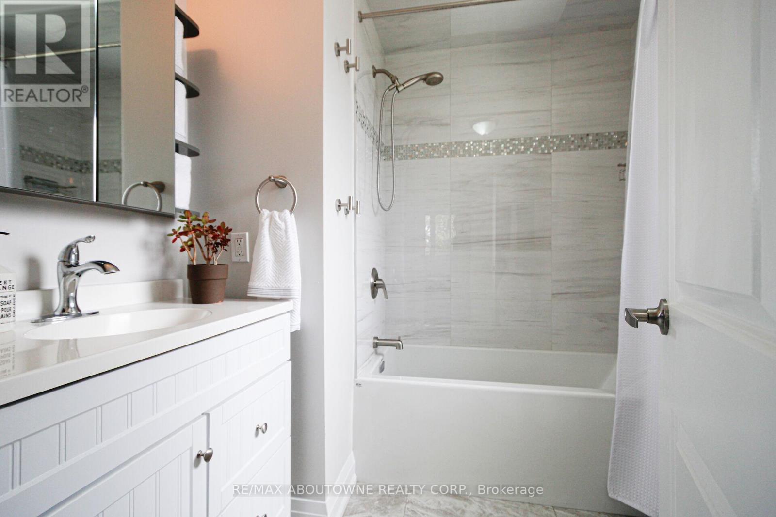 3302 Cardross Road, Mississauga, ON - Indoor Photo Showing Bathroom