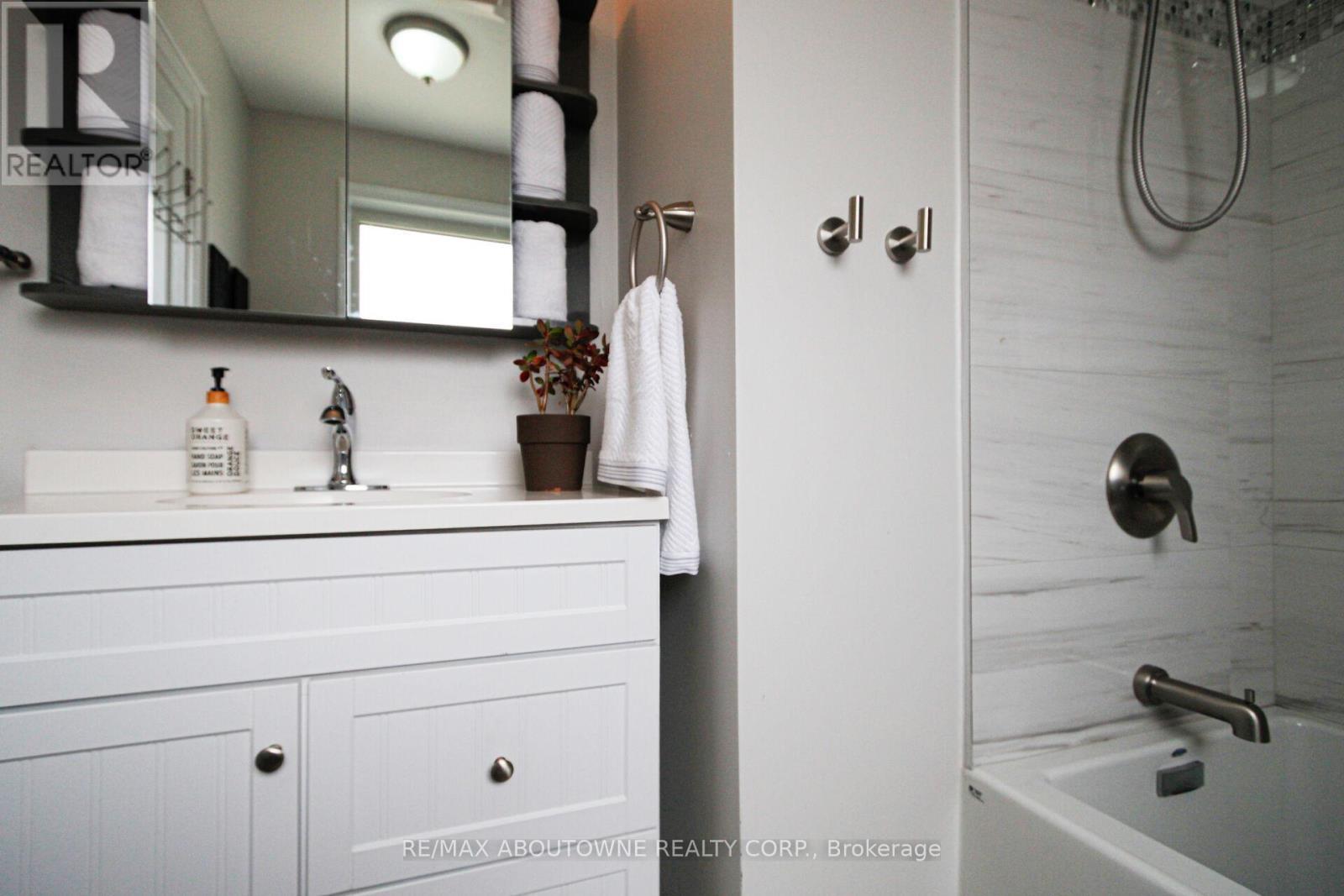 3302 Cardross Road, Mississauga, ON - Indoor Photo Showing Bathroom