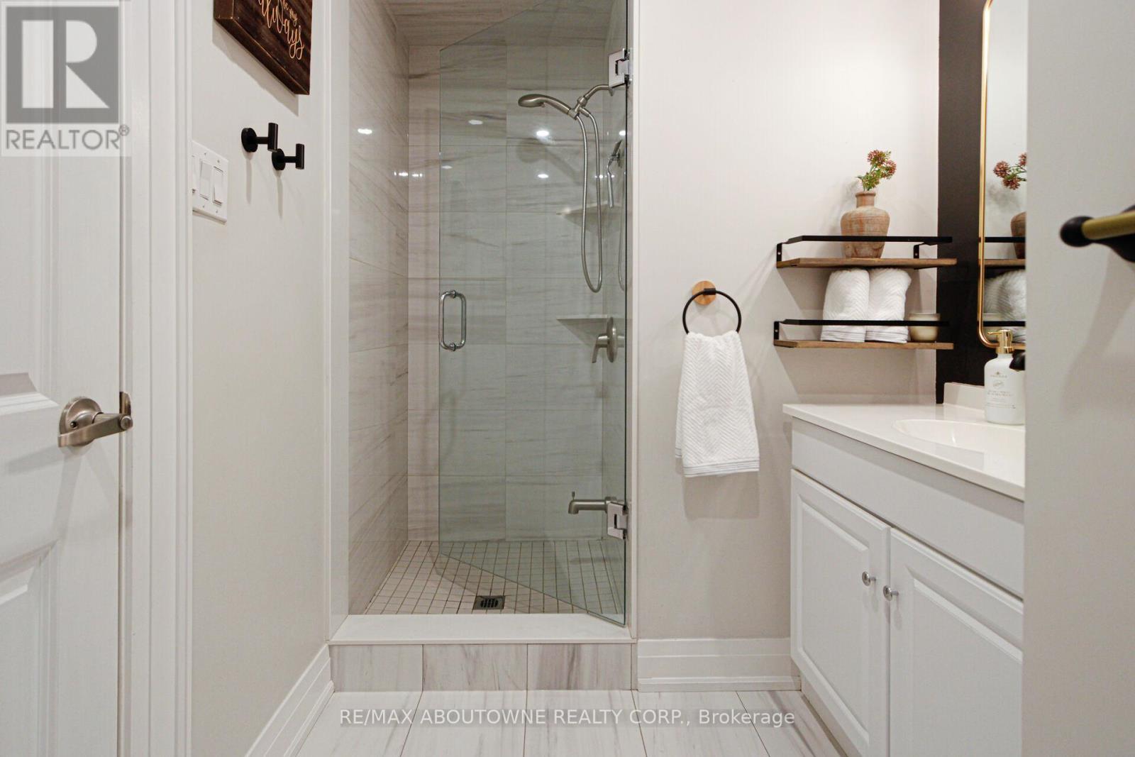 3302 Cardross Road, Mississauga, ON - Indoor Photo Showing Bathroom