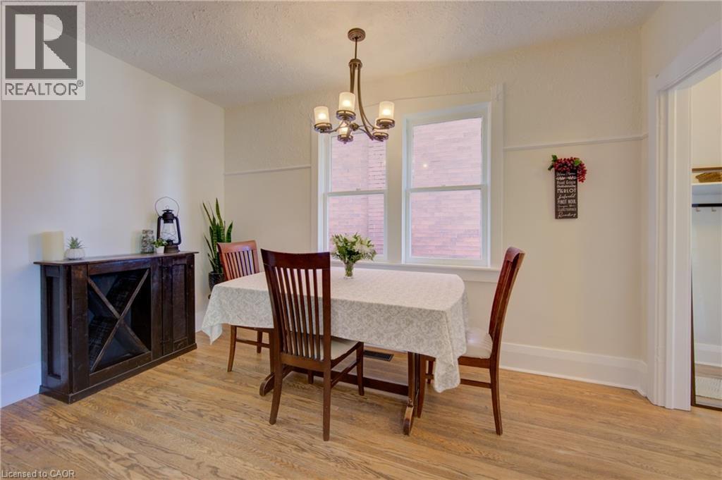 39 Portland Street, Cambridge, ON - Indoor Photo Showing Dining Room
