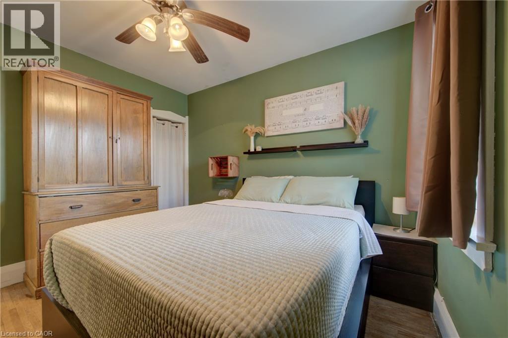 39 Portland Street, Cambridge, ON - Indoor Photo Showing Bedroom