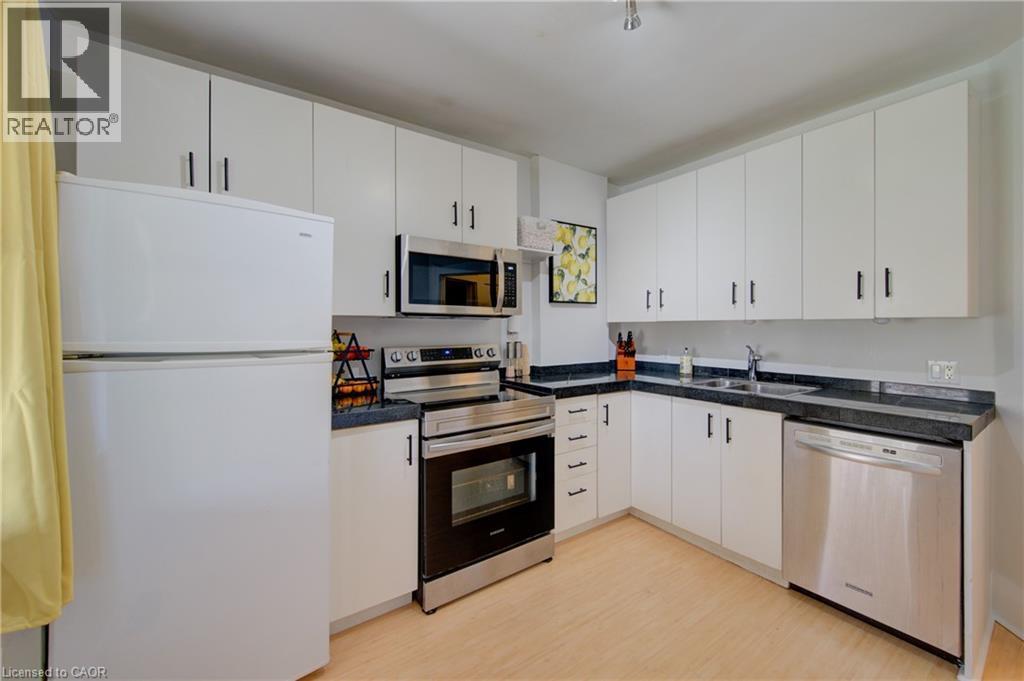 39 Portland Street, Cambridge, ON - Indoor Photo Showing Kitchen