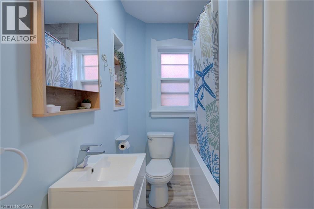 39 Portland Street, Cambridge, ON - Indoor Photo Showing Bathroom