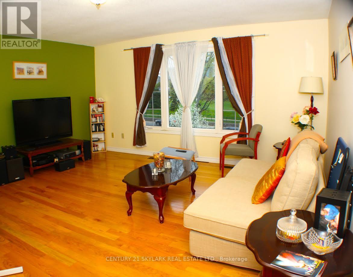 173 Lech Walesa Drive, Mississauga, ON - Indoor Photo Showing Living Room