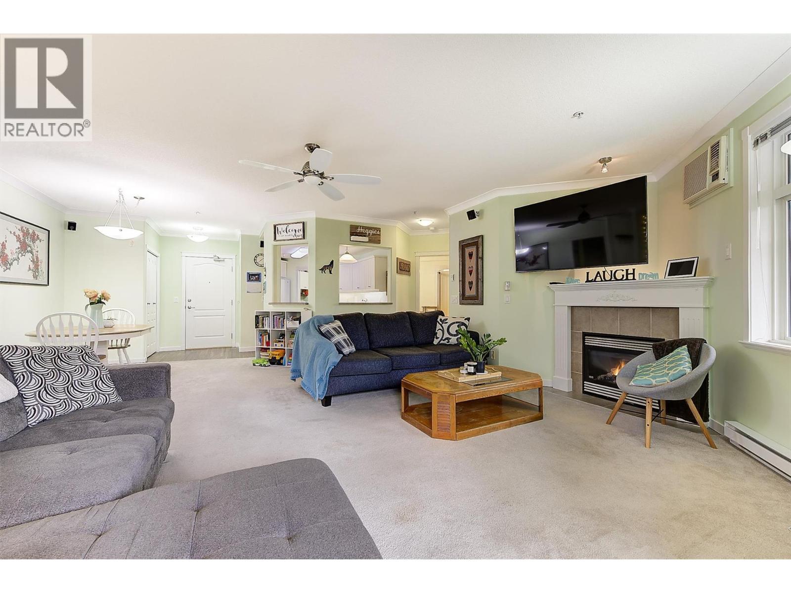 307 Whitman Road Unit# 206, Kelowna, BC - Indoor Photo Showing Living Room With Fireplace