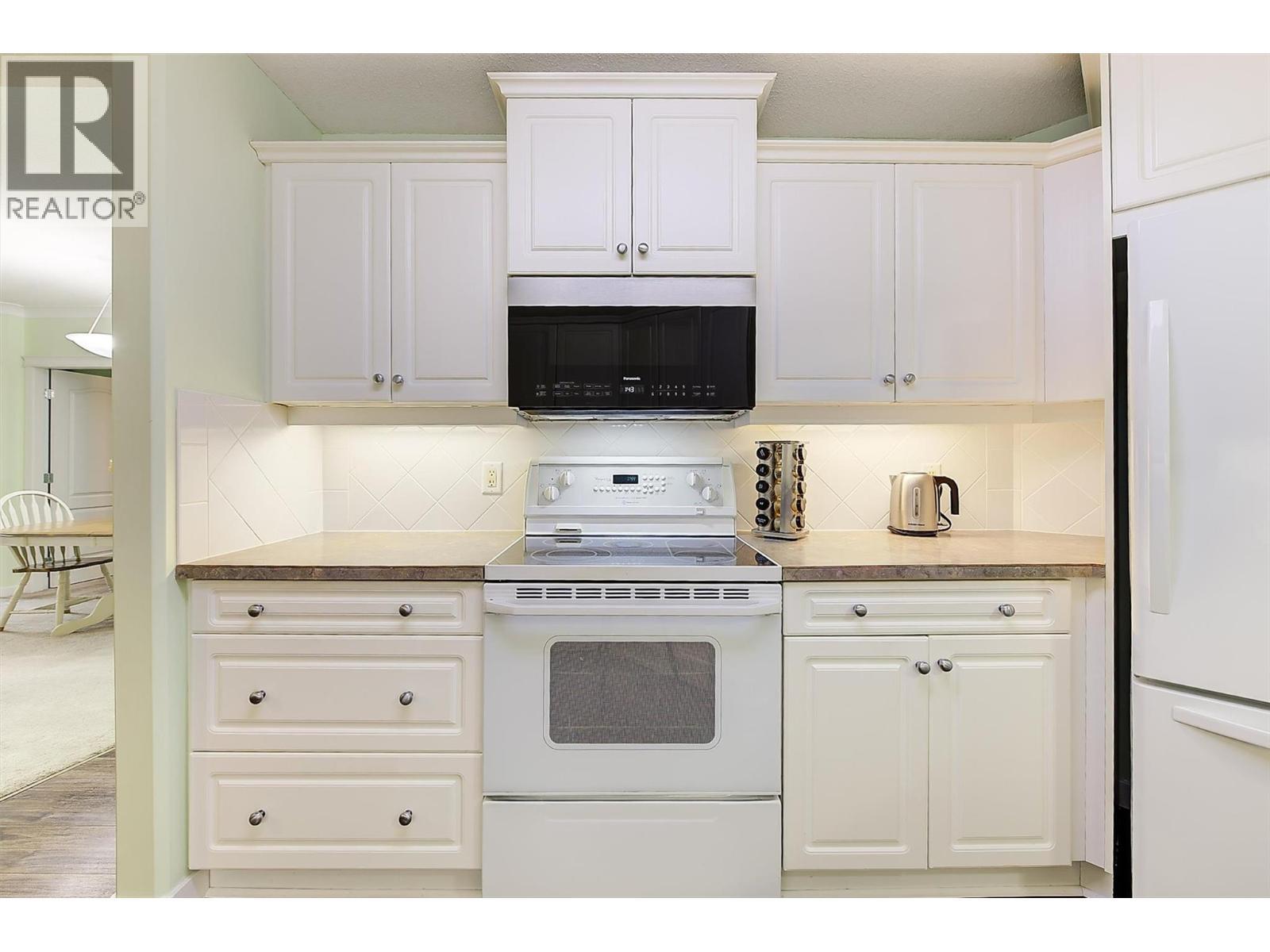 307 Whitman Road Unit# 206, Kelowna, BC - Indoor Photo Showing Kitchen