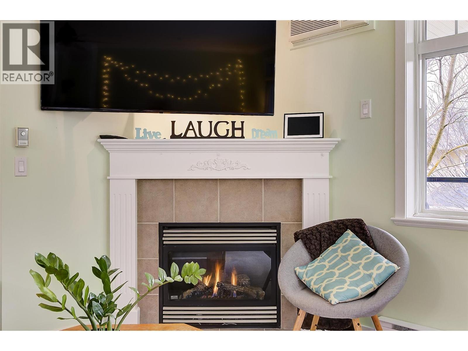 307 Whitman Road Unit# 206, Kelowna, BC - Indoor Photo Showing Living Room With Fireplace