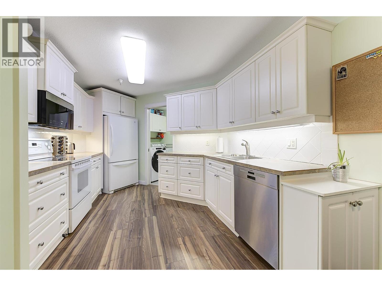 307 Whitman Road Unit# 206, Kelowna, BC - Indoor Photo Showing Kitchen