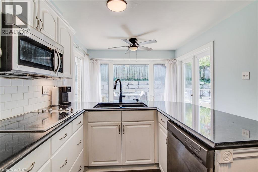 13 Gateview Drive, Waterloo, ON - Indoor Photo Showing Kitchen With Double Sink With Upgraded Kitchen