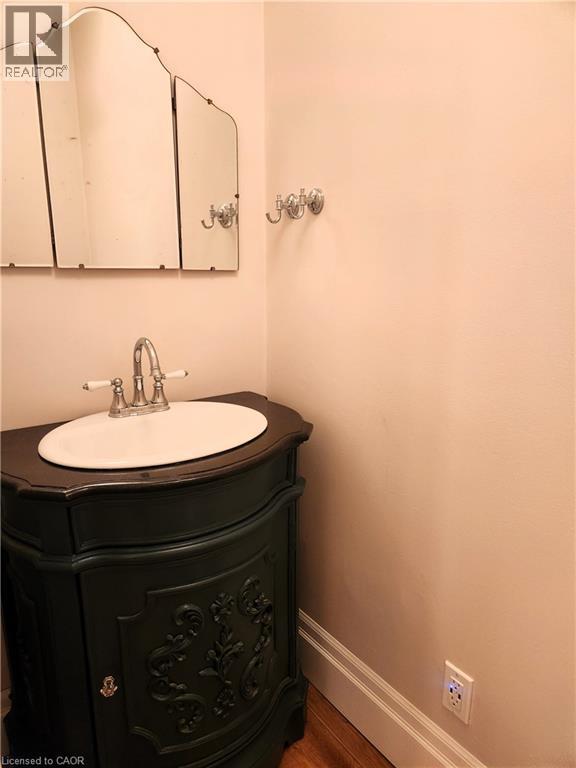446 Macnab Street N, Hamilton, ON - Indoor Photo Showing Bathroom