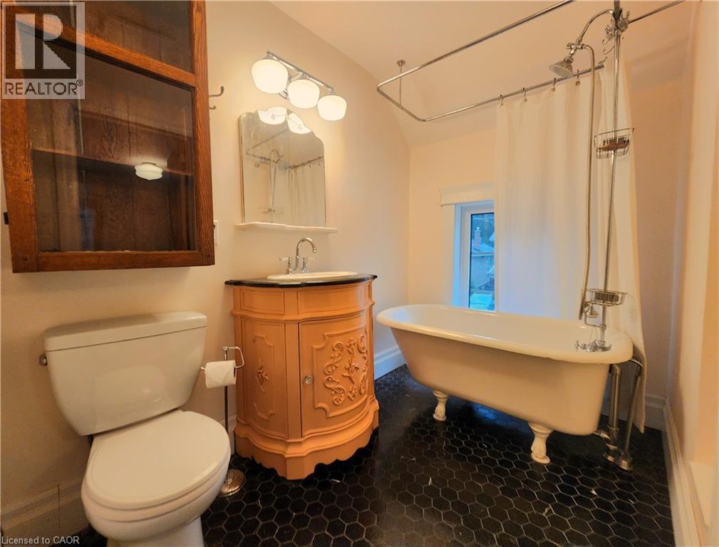 446 Macnab Street N, Hamilton, ON - Indoor Photo Showing Bathroom