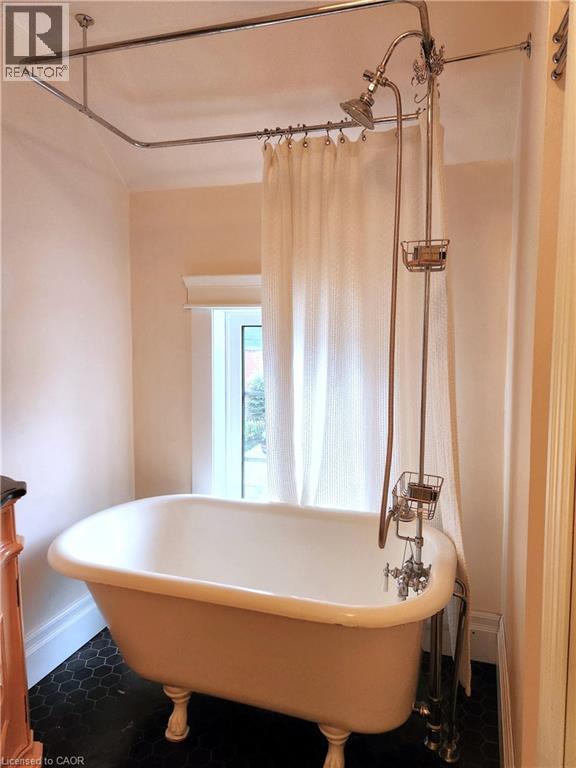 446 Macnab Street N, Hamilton, ON - Indoor Photo Showing Bathroom