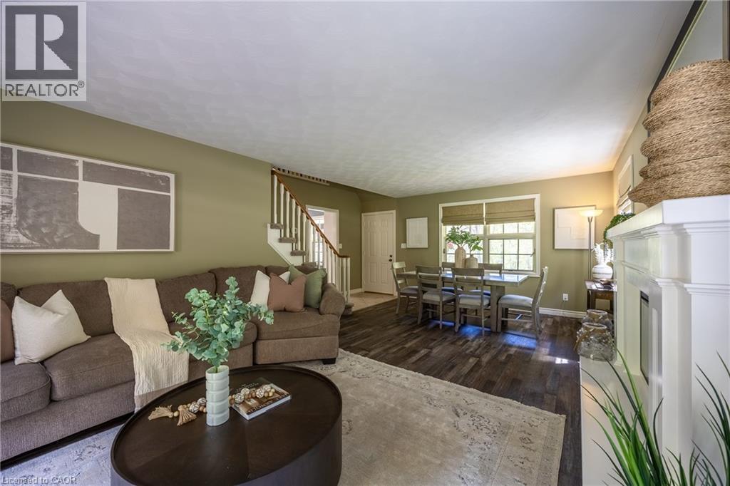 1 Bostwick Crescent, Lynedoch, ON - Indoor Photo Showing Living Room