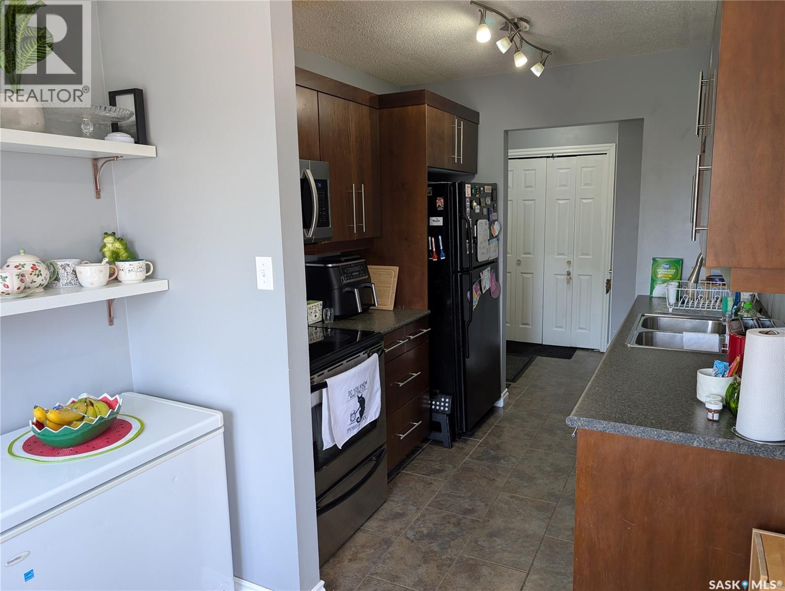 13 3030 Arlington Avenue, Saskatoon, SK - Indoor Photo Showing Kitchen With Double Sink