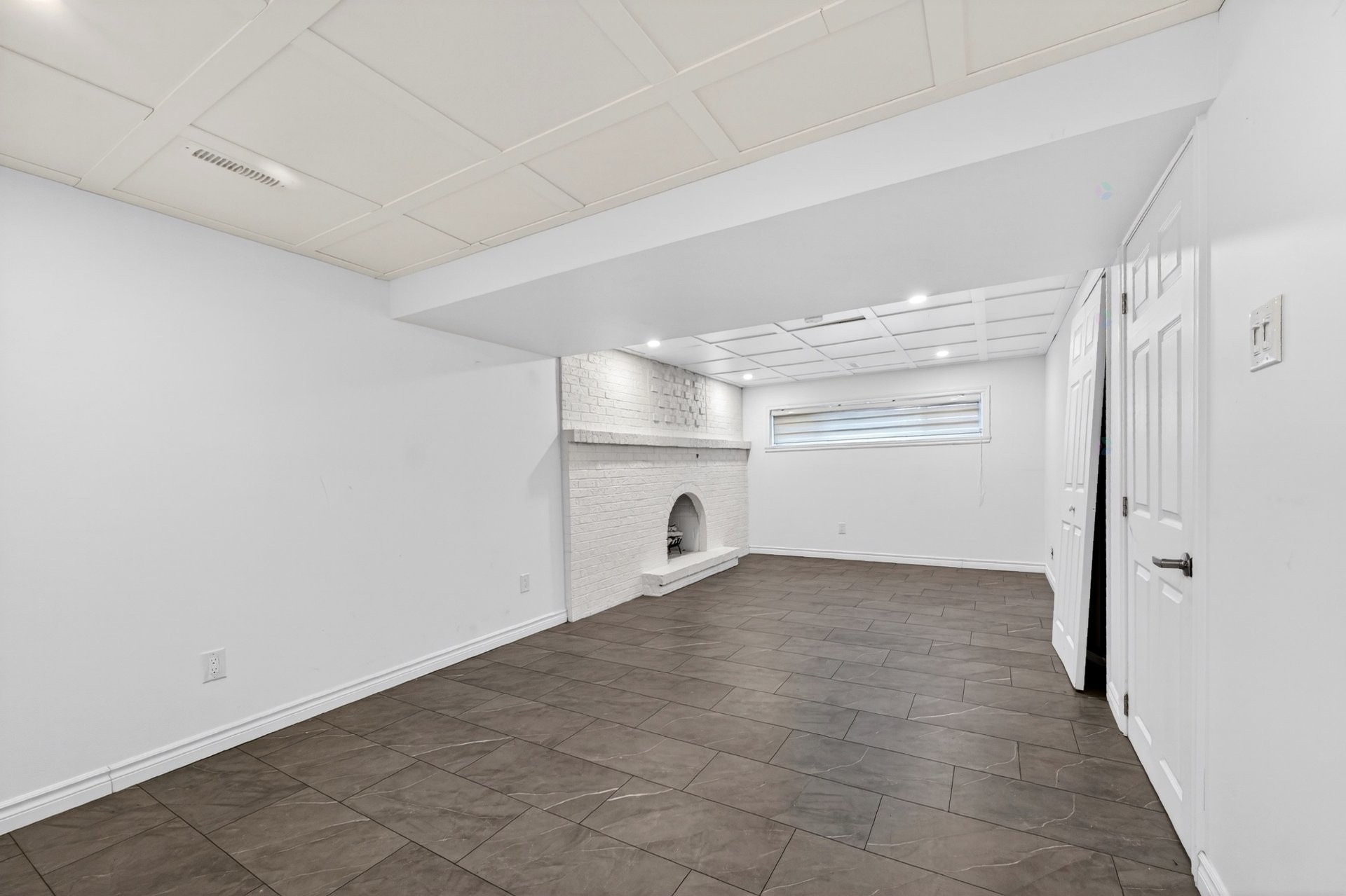 Family Room - 430 Rue Jacques-David, Montréal (L'Île-Bizard/Sainte-Geneviève), QC - Indoor Photo Showing Other Room