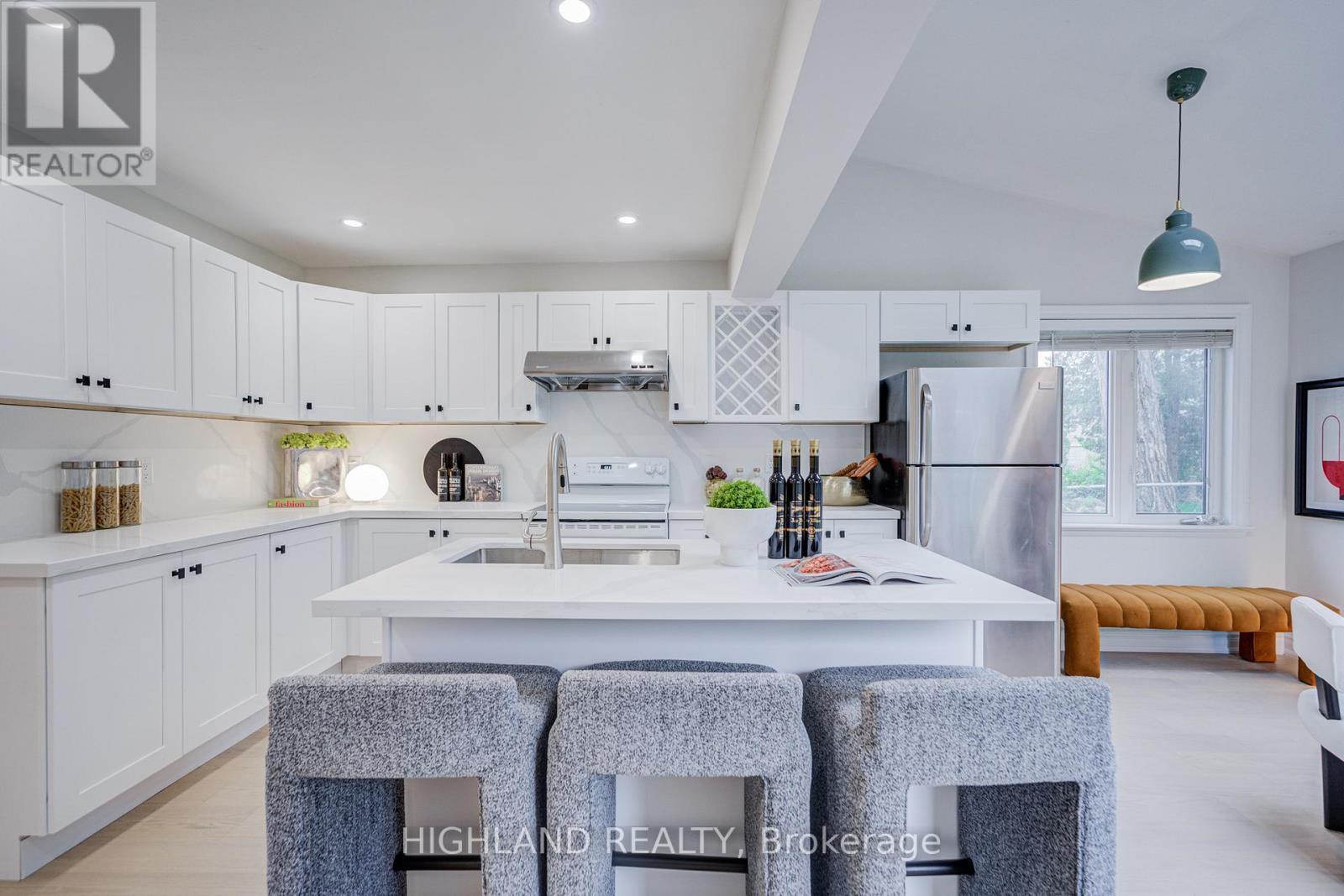 2231 Buttonbush Crescent, Mississauga, ON - Indoor Photo Showing Kitchen
