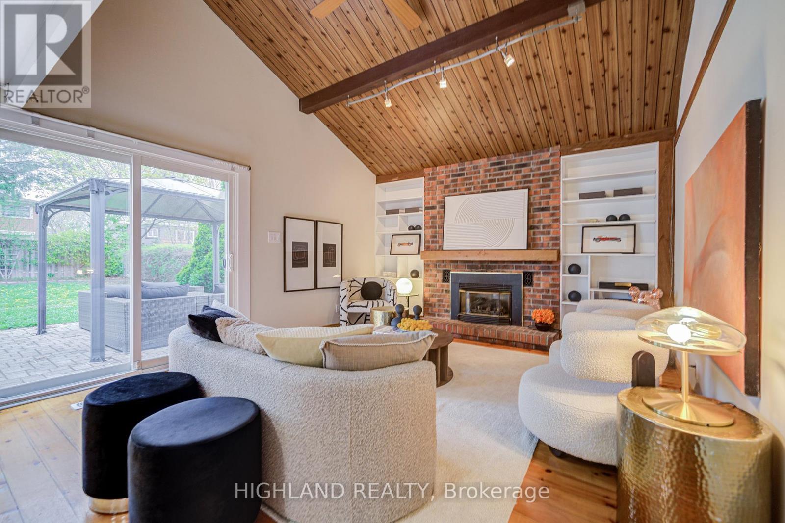 2231 Buttonbush Crescent, Mississauga, ON - Indoor Photo Showing Living Room With Fireplace