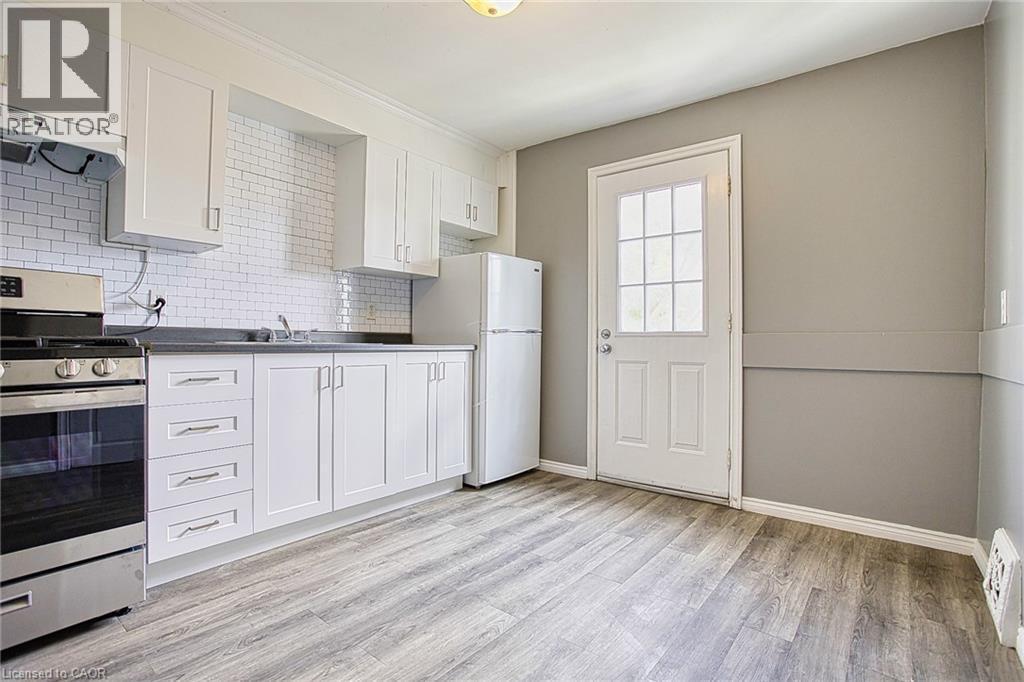 134 Rosslyn Avenue N, Hamilton, ON - Indoor Photo Showing Kitchen