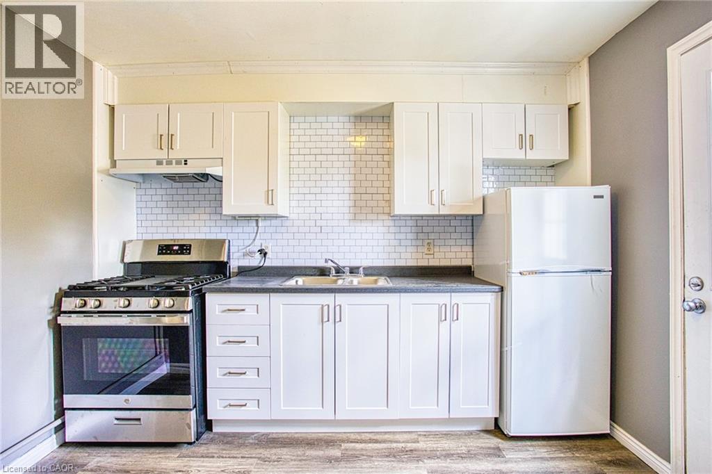 134 Rosslyn Avenue N, Hamilton, ON - Indoor Photo Showing Kitchen