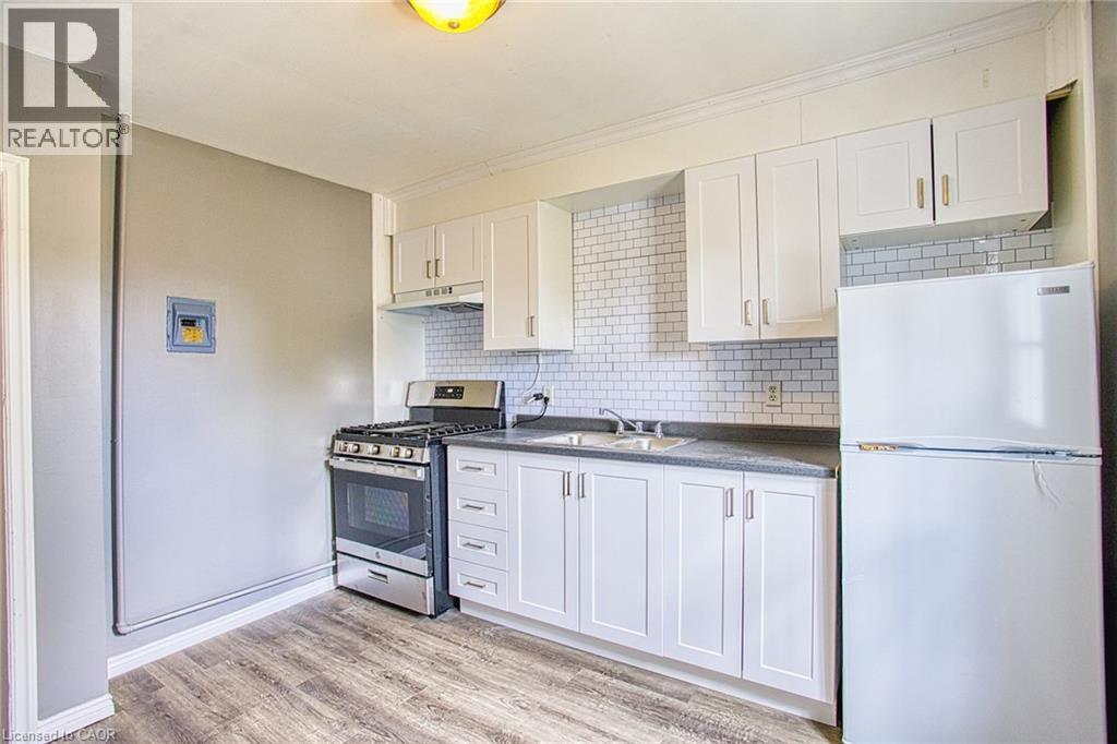 134 Rosslyn Avenue N, Hamilton, ON - Indoor Photo Showing Kitchen