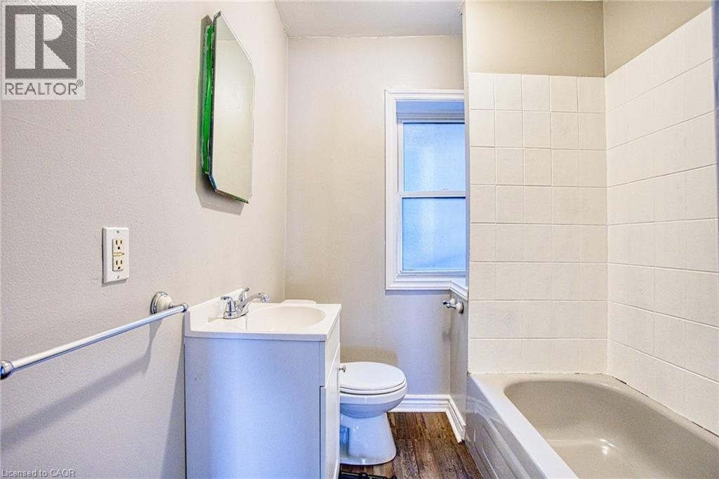 134 Rosslyn Avenue N, Hamilton, ON - Indoor Photo Showing Bathroom