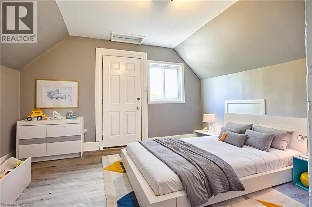 134 Rosslyn Avenue N, Hamilton, ON - Indoor Photo Showing Bedroom