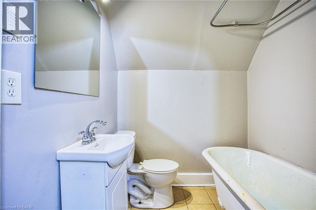 134 Rosslyn Avenue N, Hamilton, ON - Indoor Photo Showing Bathroom