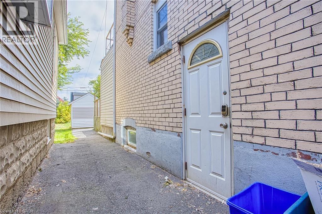 134 Rosslyn Avenue N, Hamilton, ON - Outdoor With Exterior