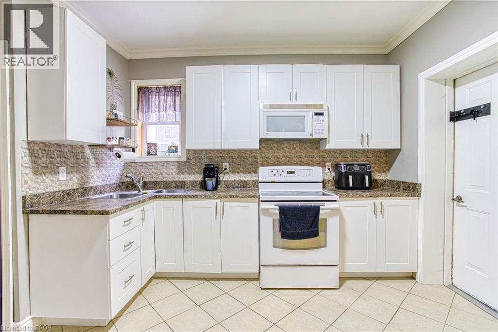 134 Rosslyn Avenue N, Hamilton, ON - Indoor Photo Showing Kitchen