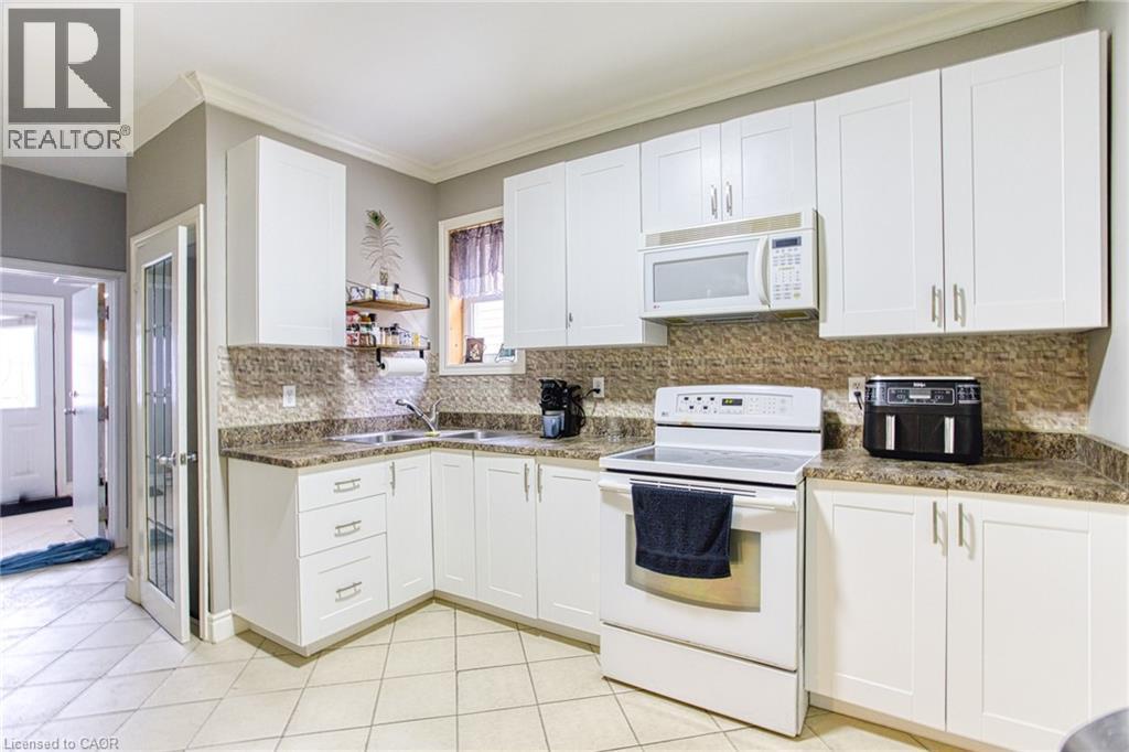 134 Rosslyn Avenue N, Hamilton, ON - Indoor Photo Showing Kitchen