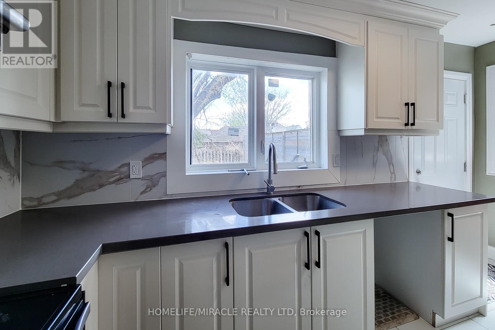334 Gage Avenue, Hamilton, ON - Indoor Photo Showing Kitchen With Double Sink
