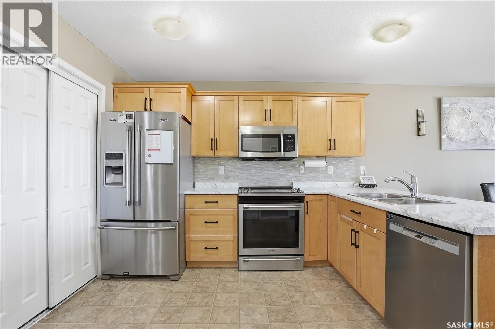 20 515 Centennial Drive, Warman, SK - Indoor Photo Showing Kitchen With Stainless Steel Kitchen With Double Sink