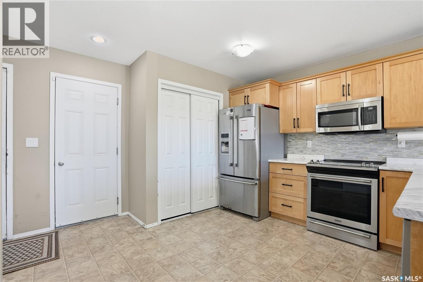 20 515 Centennial Drive, Warman, SK - Indoor Photo Showing Kitchen With Stainless Steel Kitchen