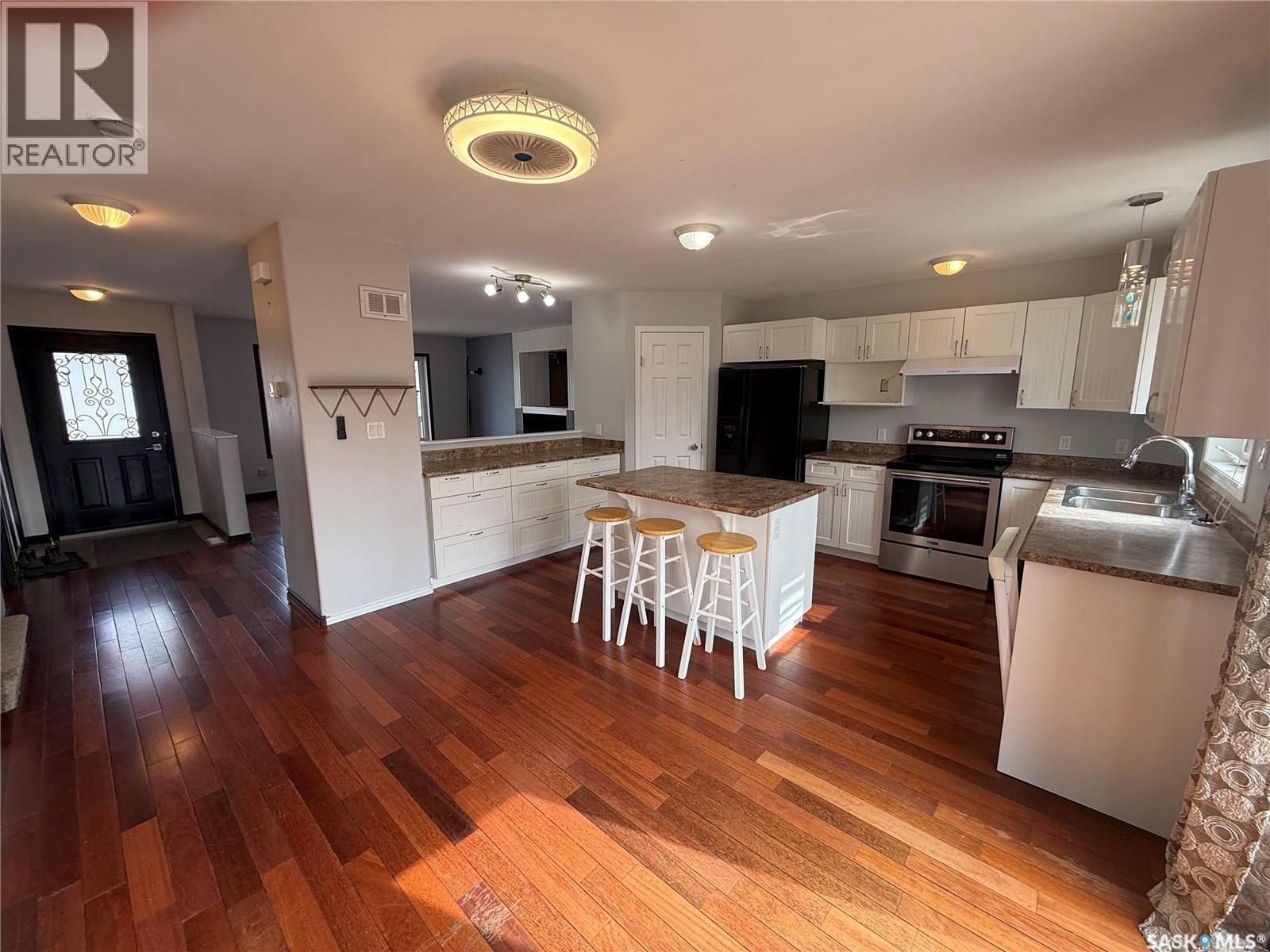 859 Rutherford Way, Saskatoon, SK - Indoor Photo Showing Kitchen With Double Sink