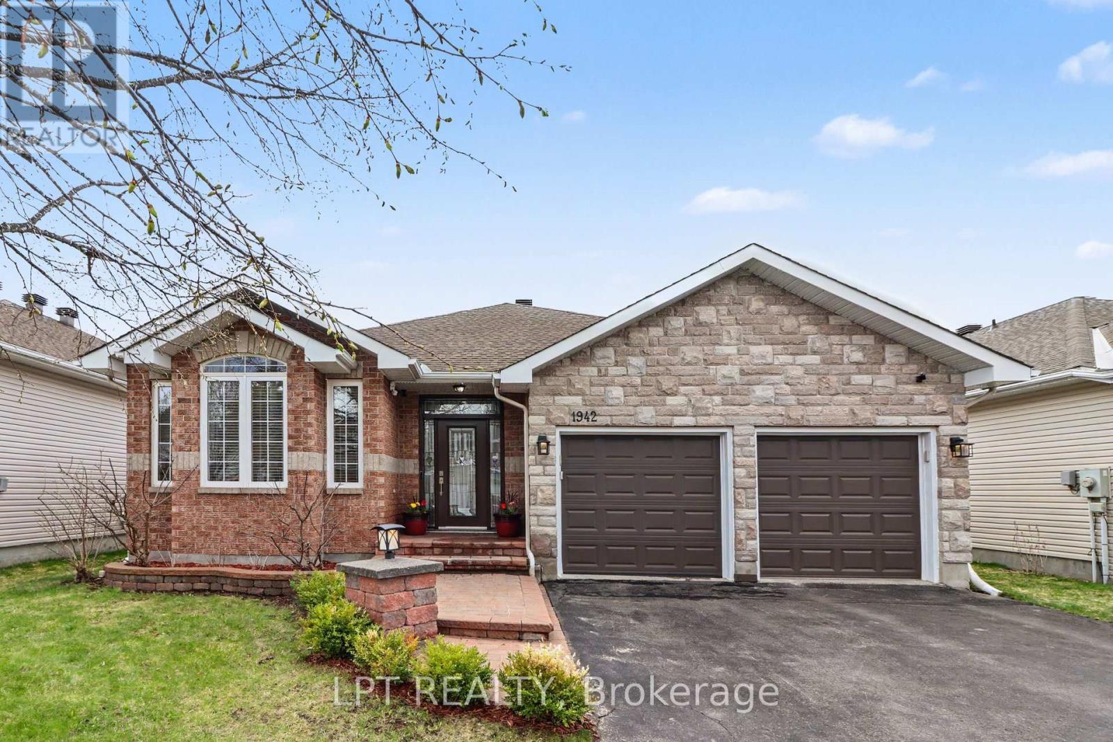 1942 Caprihani Way, Ottawa, ON - Outdoor With Facade