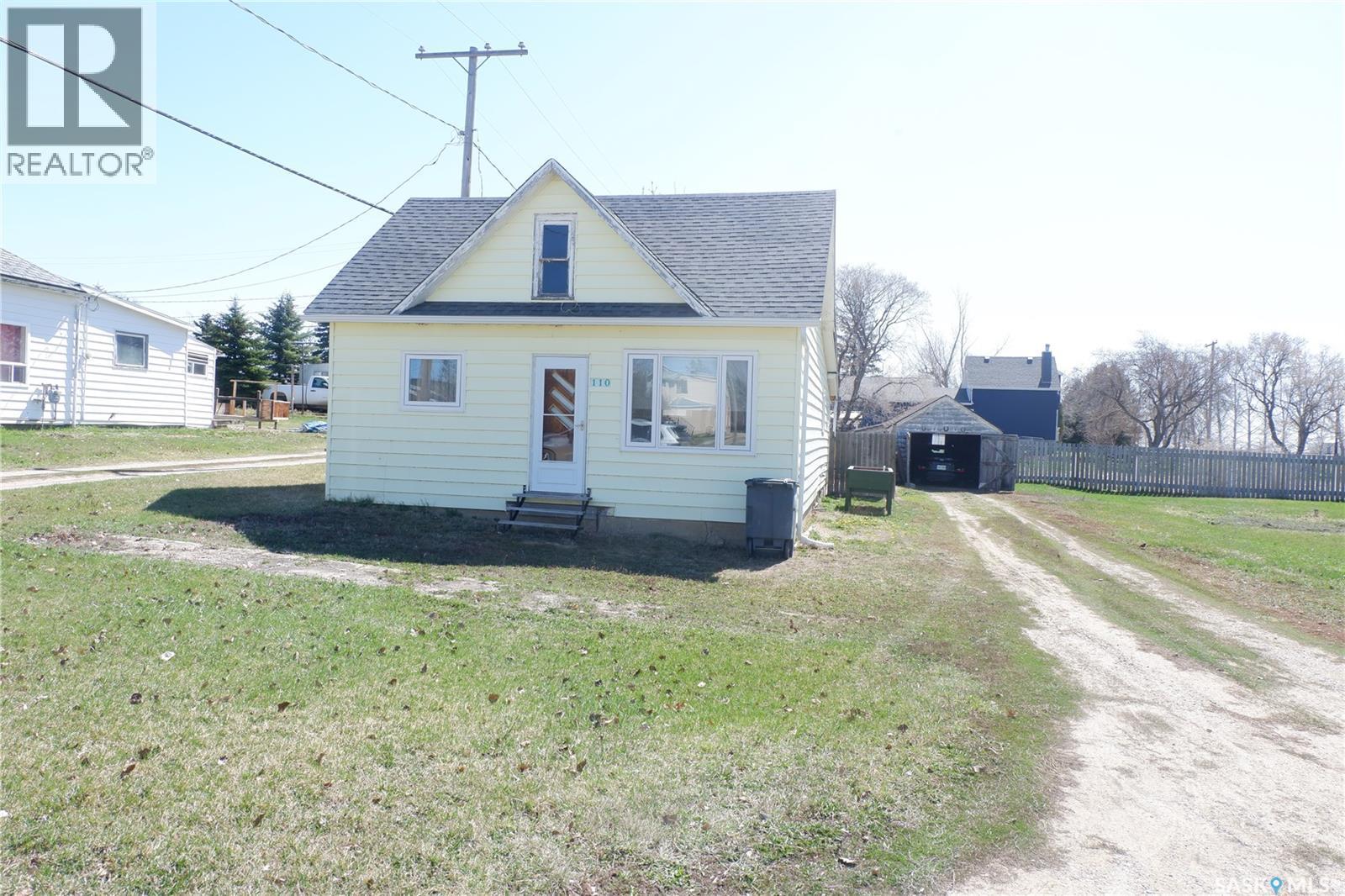 110 Railway Avenue E, Eyebrow, SK - Outdoor