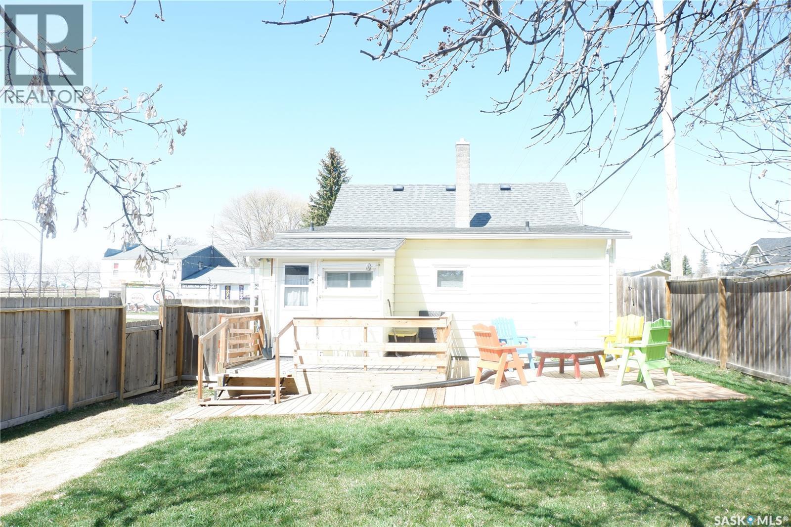 110 Railway Avenue E, Eyebrow, SK - Outdoor With Deck Patio Veranda