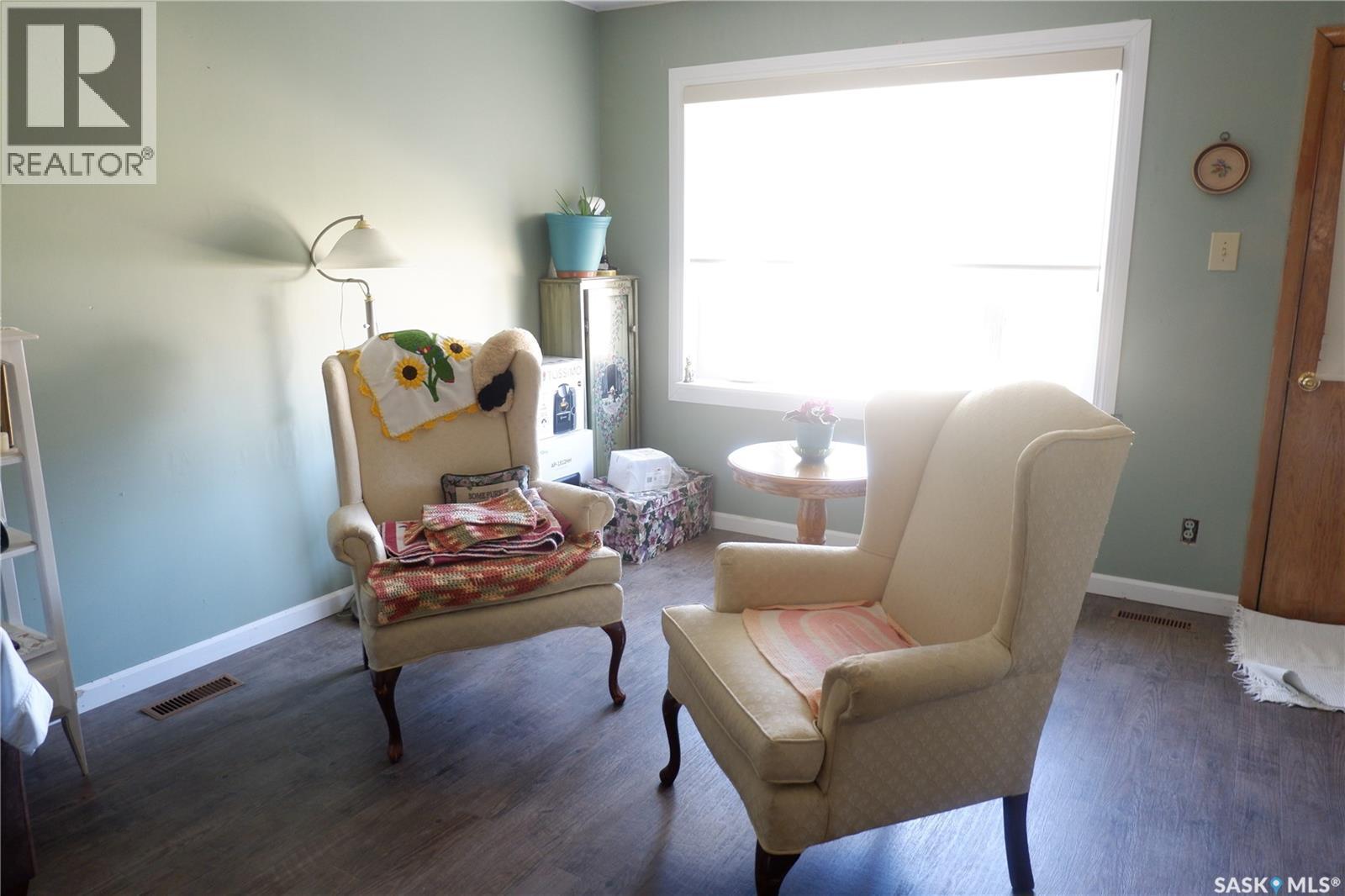 110 Railway Avenue E, Eyebrow, SK - Indoor