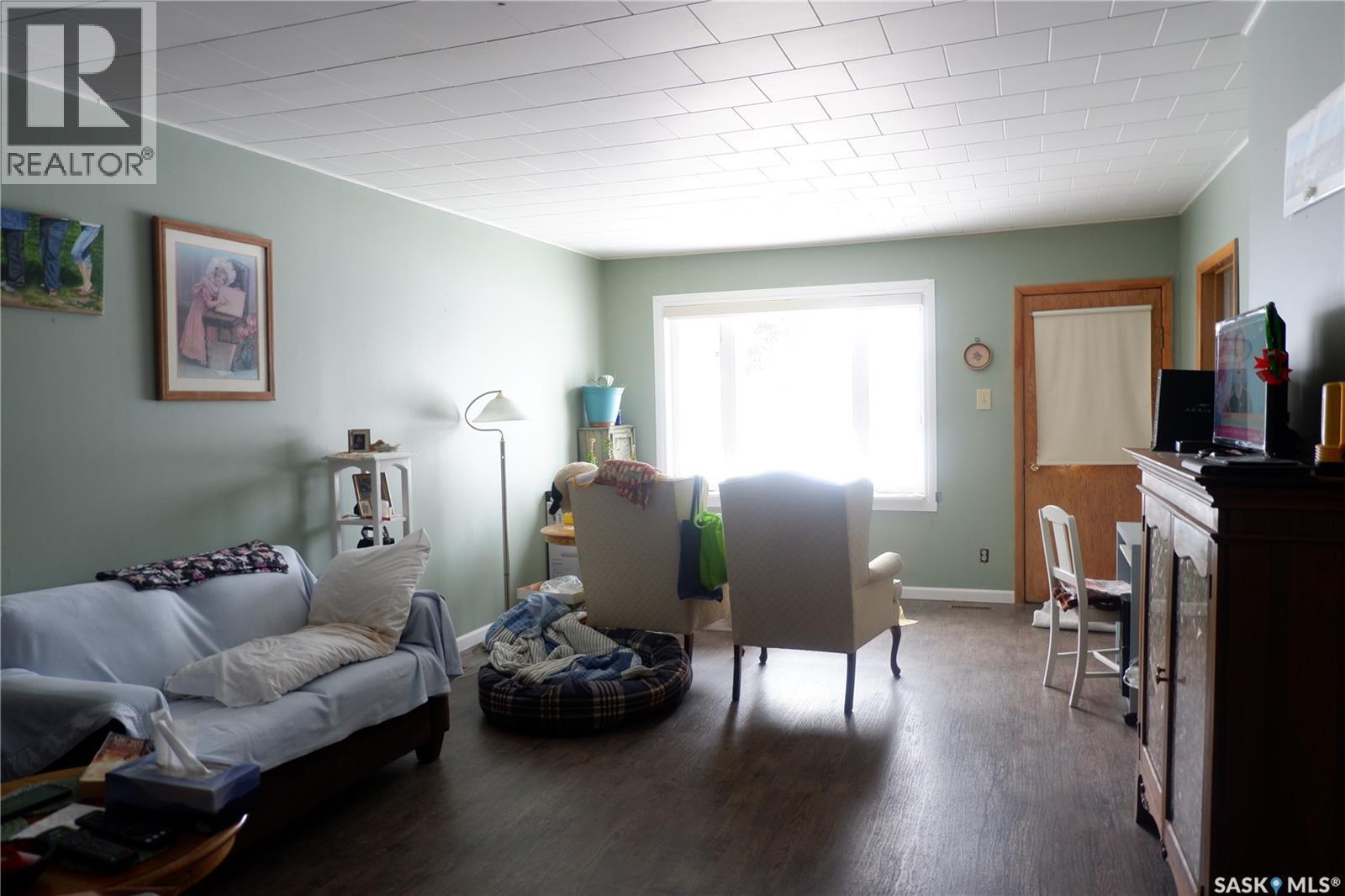 110 Railway Avenue E, Eyebrow, SK - Indoor