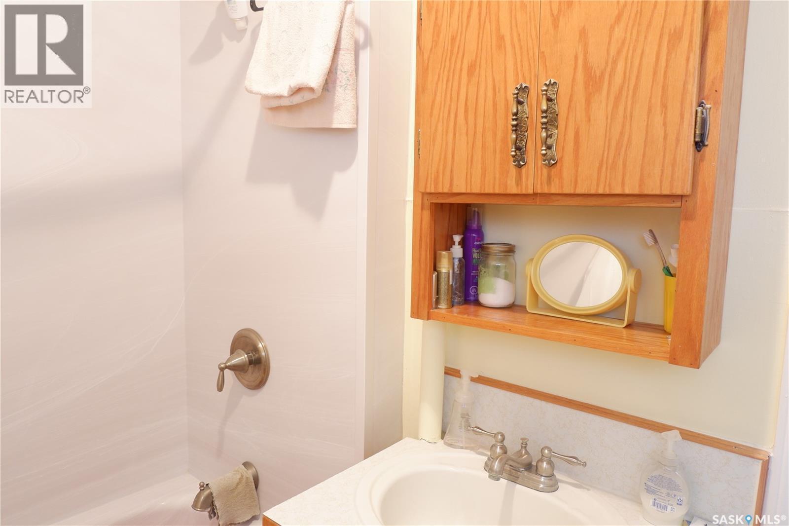 110 Railway Avenue E, Eyebrow, SK - Indoor Photo Showing Bathroom