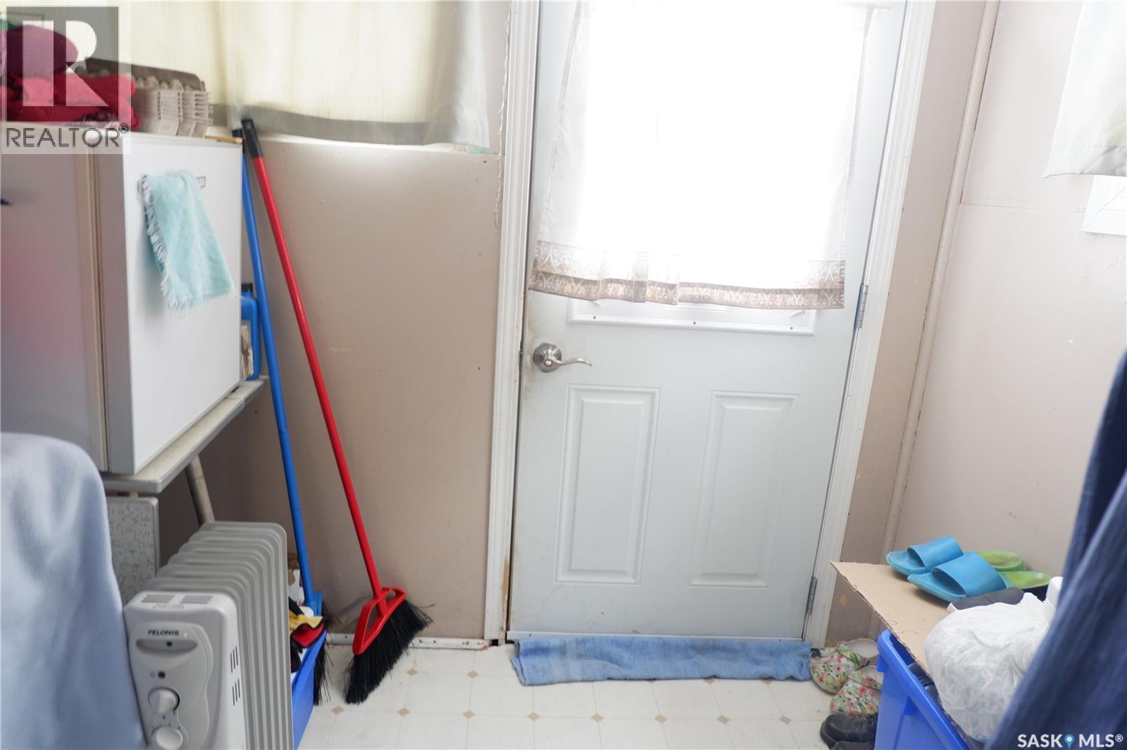 110 Railway Avenue E, Eyebrow, SK - Indoor