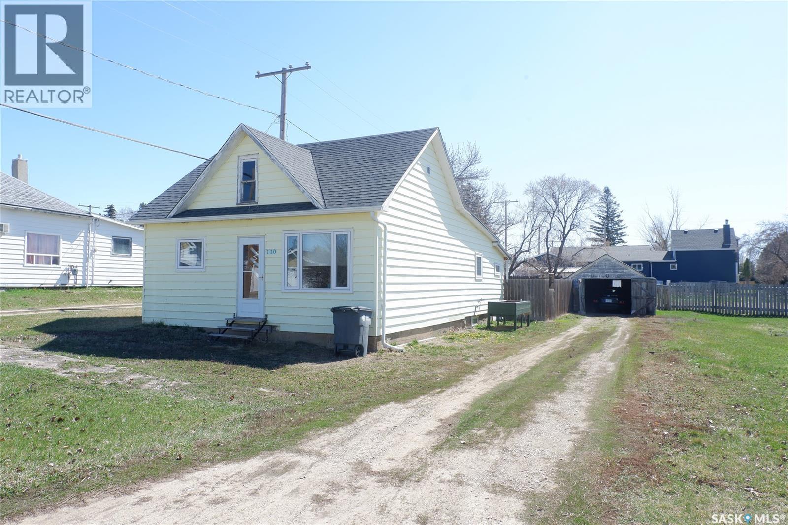 110 Railway Avenue E, Eyebrow, SK - Outdoor