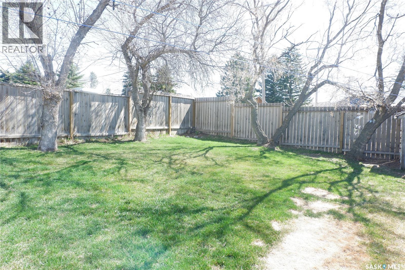 110 Railway Avenue E, Eyebrow, SK - Outdoor With Backyard