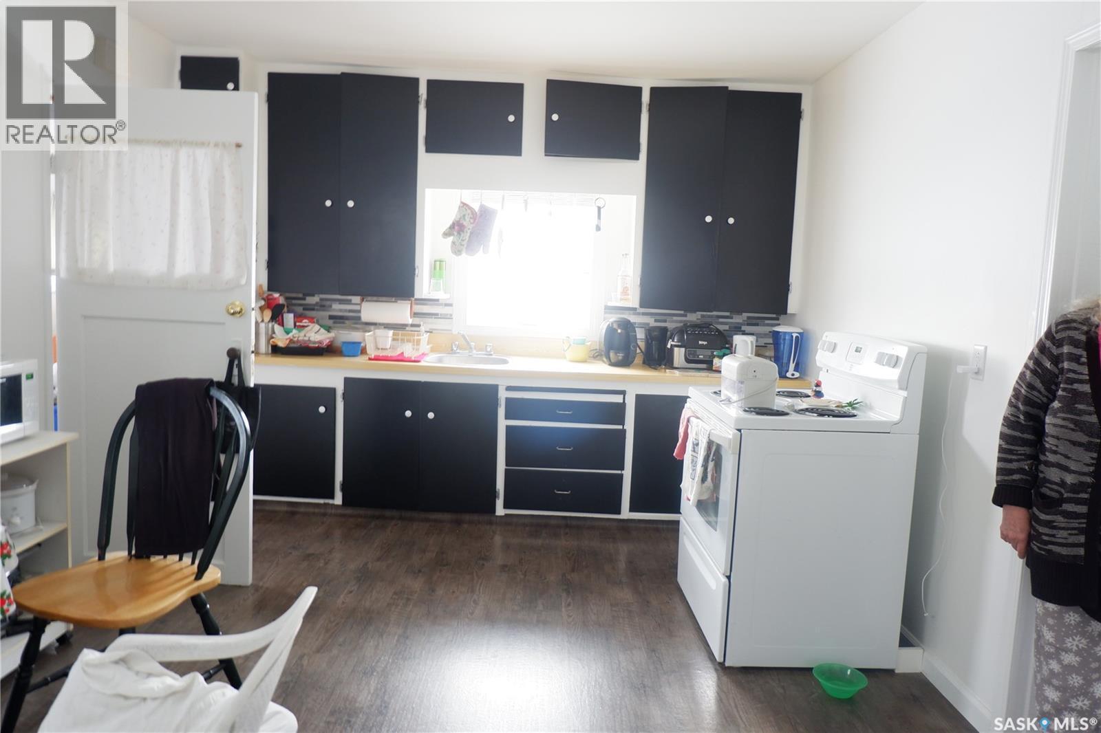 110 Railway Avenue E, Eyebrow, SK - Indoor