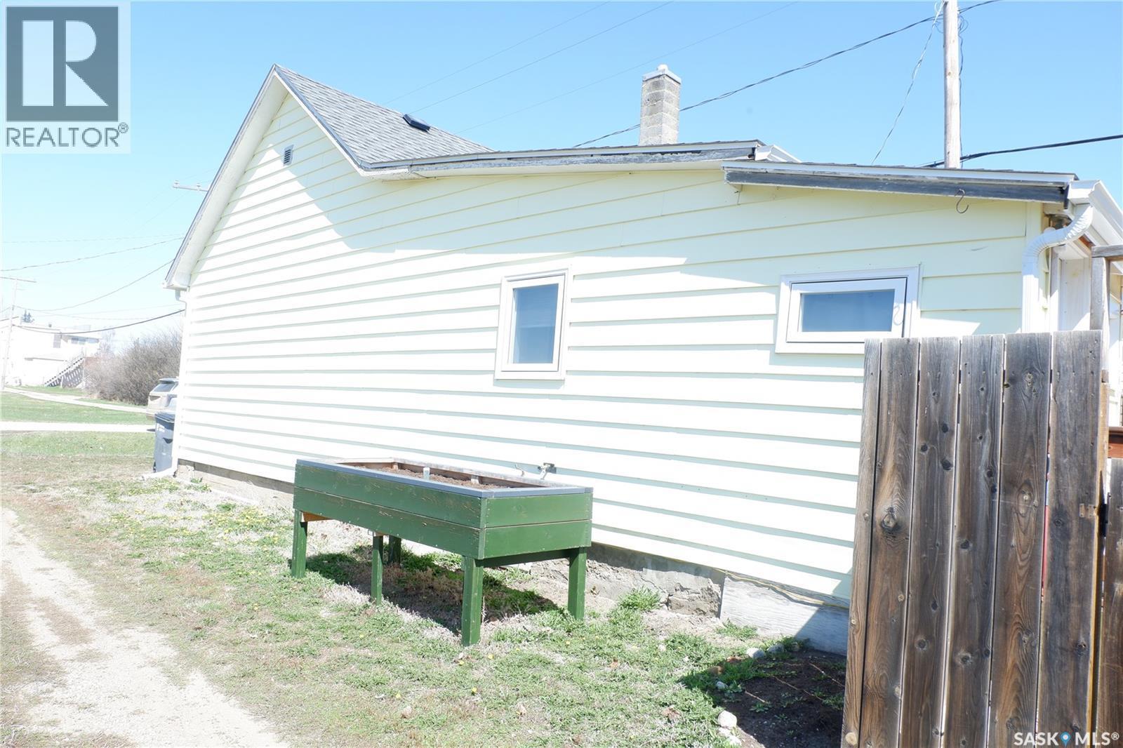 110 Railway Avenue E, Eyebrow, SK - Outdoor