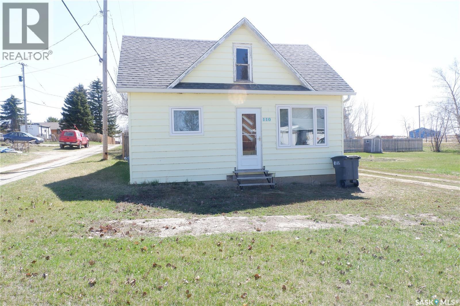 110 Railway Avenue E, Eyebrow, SK - Outdoor